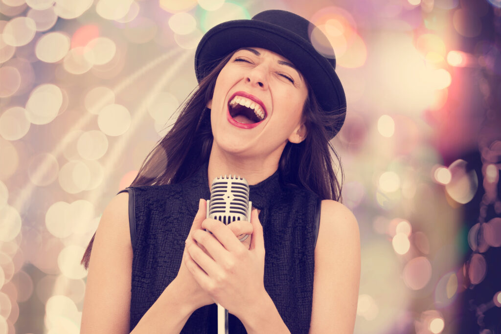 mujer cantando